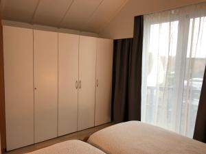 
A bed or beds in a room at Knus appartement met zicht op zeepolder
