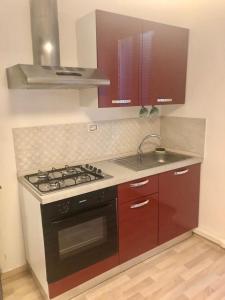 kuchnia z kuchenką i zlewem w obiekcie Adriana sweet apartment w Rzymie +16 zdjęć