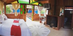 Una cama o camas en una habitación de Pousada Chalé Cantinho Verde