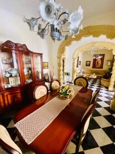 a dining room with a table and a couch at Ta Paolo in Qala