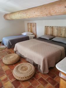 A bed or beds in a room at Les anes de petit jean