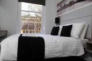 Cama o camas de una habitación en The Omega Hotel