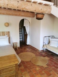 A bed or beds in a room at Les anes de petit jean