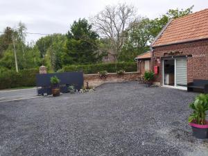 a driveway in front of a brick house at Studio Les chambres de la source - Milouin in Sancourt