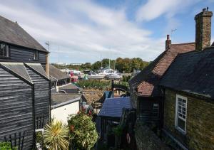 Imagen de la galería de Beautiful river balcony cottage in heart of historic sandwich, en Kent