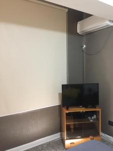 a living room with a television on a table at Departamento en el corazón de Mendoza in Mendoza