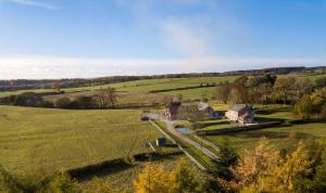 une vue aérienne sur une maison dans un champ dans l'établissement Rawcliffe House Farm, à Pickering