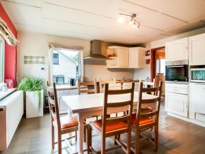 uma cozinha e sala de jantar com mesa e cadeiras em Tranquil Holiday Home with Private Garden em Krinkelt
