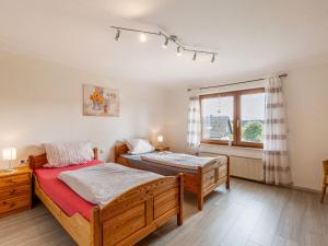 1 dormitorio con 2 camas y ventana en Vacation home with garden in beautiful Sauerland en Kirchhundem