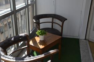 einen Stuhl und einen Tisch mit Pflanze auf dem Balkon in der Unterkunft Fieschi Inn in Genua