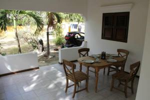 jadalnia ze stołem, krzesłami i samochodem w obiekcie Roadrunner-Bonaire w mieście Kralendijk