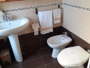 Boianoにあるle rondiniのバスルーム(白い洗面台、トイレ付)