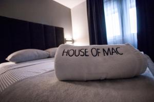 een huis van mage kussens zittend op een bed bij House of Mac Apartments in Niš