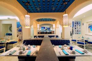 una sala da pranzo con un lungo tavolo e sedie di GR Caribe Deluxe All Inclusive a Cancún