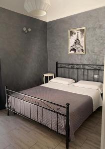 a bedroom with a bed and a picture of the eiffel tower at Babyface in Rome