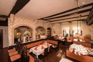 A restaurant or other place to eat at Hotel Deutsches Haus