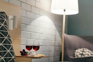 dos copas de vino en una mesa junto a una lámpara en Fitzroy Motor Inn, en Grafton