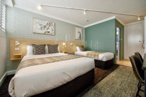 Llit o llits en una habitació de Fitzroy Motor Inn