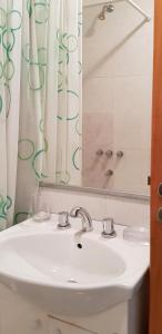 un lavabo de salle de bain avec un miroir et un rideau de douche dans l'établissement French I Recoleta, à Buenos Aires