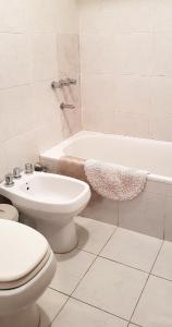 une salle de bains avec toilettes, baignoire et lavabo dans l'établissement French I Recoleta, à Buenos Aires