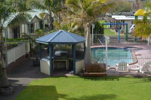 un pequeño cenador junto a una piscina en Kangerong Holiday Park, en Dromana