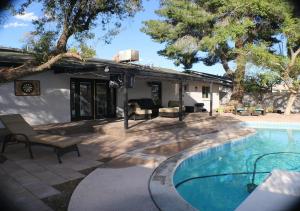 Bazén v ubytování Tempe Escape with Heated Pool, Billiards & Firepit Fun nebo v jeho okolí