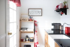 CanungraにあるCanungra Cottages - Boutique Bed and Breakfastのキッチン(壁にクリスマスの看板付)