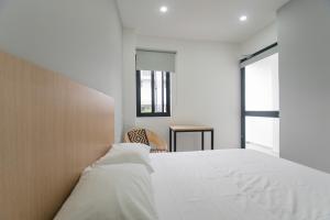 辛塞莱霍Stanza Hotel Sincelejo的卧室配有白色的床和椅子