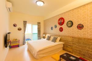 五結鄉的住宿－D3經典民宿，一间卧室设有一张床和砖墙