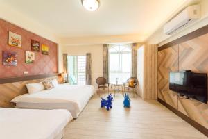 ein Hotelzimmer mit zwei Betten und einem Flachbildfernseher in der Unterkunft D3 Classic BNB in Wujie