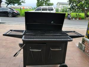 Ein für Gäste verfügbarer Grill im Privatzimmer
