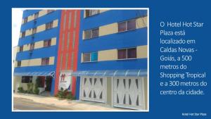 ein blaues Gebäude mit einem Banner davor in der Unterkunft Hot Star Thermas Hotel - NO CENTRO DE CALDAS NOVAS in Caldas Novas