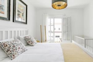 Postel nebo postele na pokoji v ubytování Beachfront Villa with Private Pool in Manta Rota + 41 fotografií