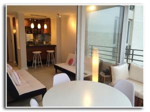 Apartamento Concon - Costas del Mar في فينيا ديل مار: غرفة معيشة مع أريكة وطاولة