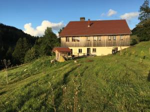 a house on a hill with a grassy field at Ferme des Moines in Pontarlier