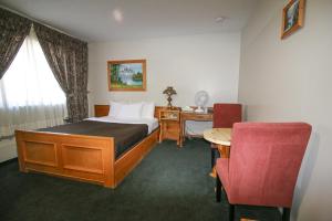 Tempat tidur dalam kamar di Bighorn Inn & Suites