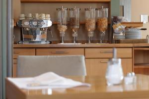 Kemudahan buat kopi dan teh di Hotel Olivier