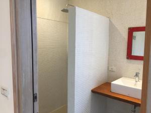 een badkamer met een wastafel en een spiegel bij Seashore My Home in Eluan