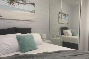 Una cama o camas en una habitación de Walk to Lamberts Beach with Wi-fi and Netflix