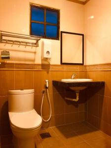 a bathroom with a toilet and a sink at Hotel Chua Gin @ Brinchang Centre in Brinchang