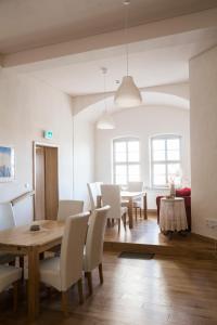 - une salle à manger avec une table et des chaises dans l'établissement Pension Schloss Heringen, à Heringen