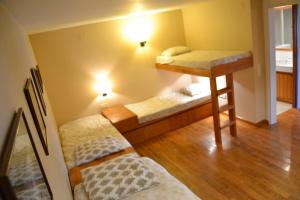 Posteľ alebo postele v izbe v ubytovaní Casa adosada ideal familias en GER-PLETA DE SAGA
