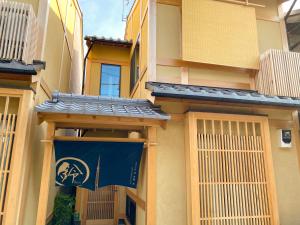 un edificio con una bandiera sul lato di Rinn Tsukinowa a Kyoto