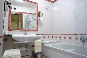 A bathroom at Palazzo Rosenthal Vesuview Hotel & Resort