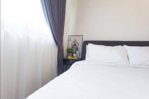 A bed or beds in a room at The Hub SS2 - 1 Bedroom Suite