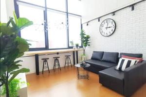 A seating area at The Hub SS2 - 1 Bedroom Suite
