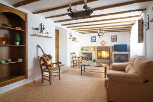 un salon avec un canapé et une cheminée dans l'établissement Loma Méndez Casa 2, à Casarabonela