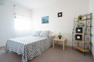 une chambre avec un lit, une table et une étagère dans l'établissement Loma Méndez Casa 2, à Casarabonela 7 autres photos