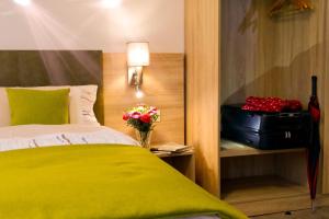 Un pat sau paturi într-o cameră la Hotel Landgasthof Lell