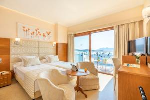 A television and/or entertainment centre at Hotel Miramar Mallorca